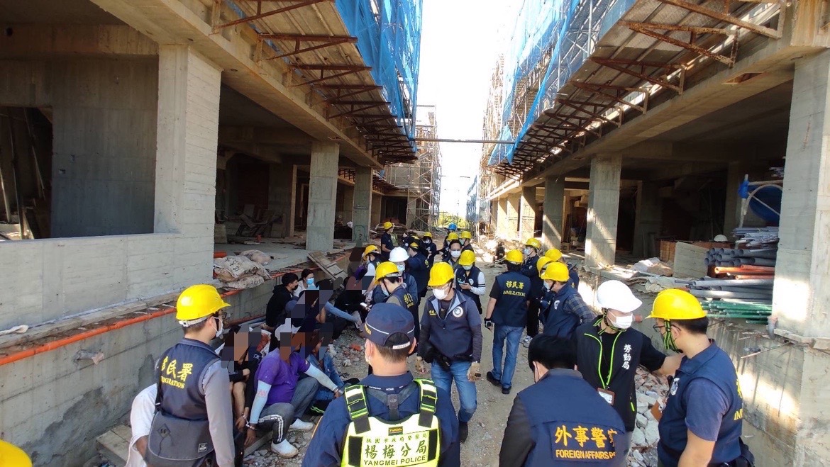 圖片說明:移民署人員查處多名失聯移工。(記者宋紹誠翻攝)