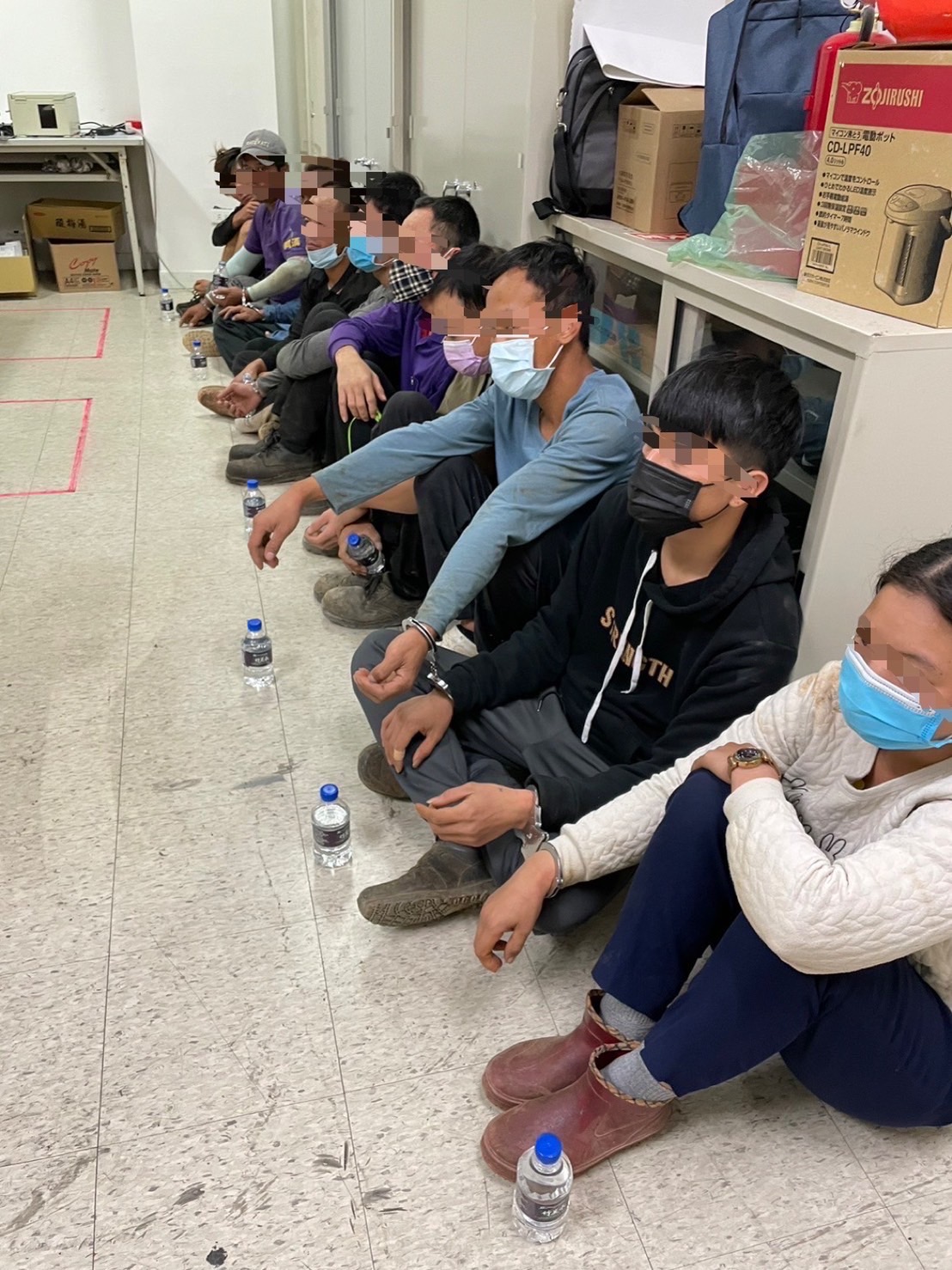 圖片說明:移民署人員將查獲移工帶返專勤隊。(記者宋紹誠翻攝)