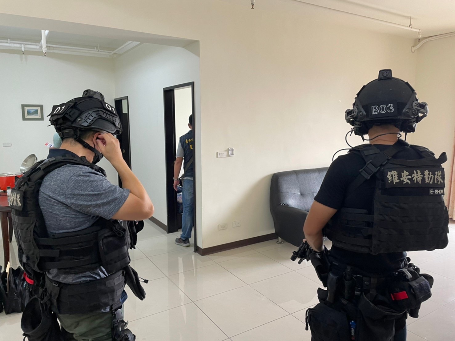 圖片說明:中市警刑事警察大隊查獲背負9條通緝的通緝犯,犯嫌依詐欺通緝罪嫌解送臺中地方檢察署等司法機關歸案。 (記者林㤈輝翻攝)