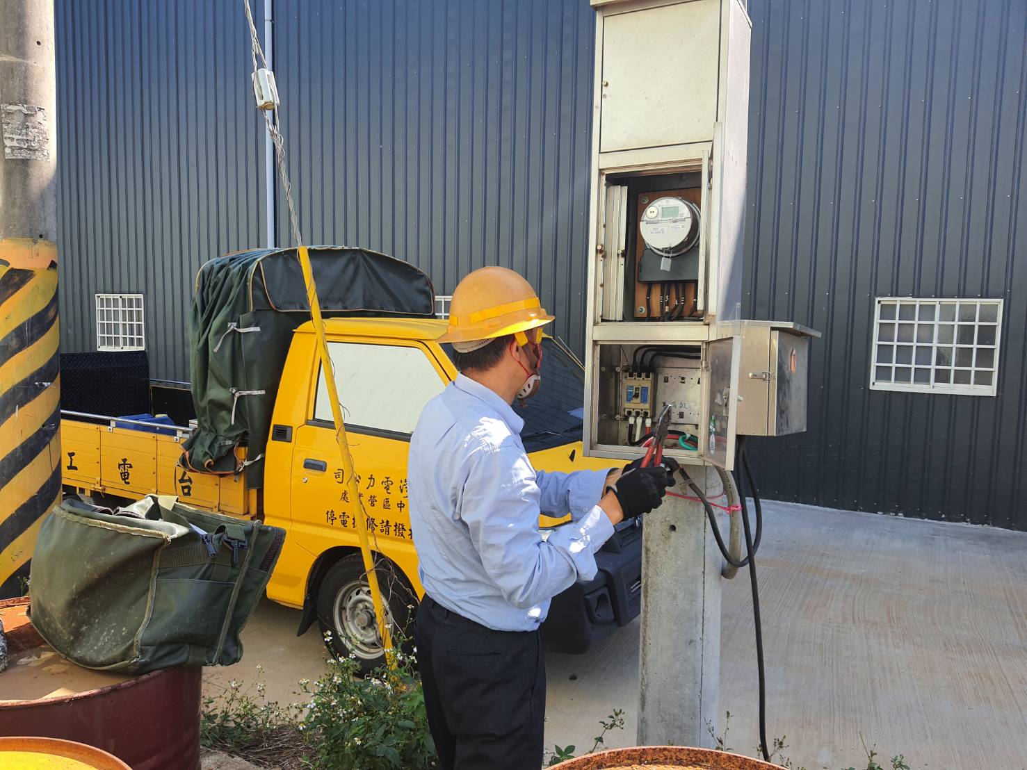 圖片說明:電力公司技工到場執行電表拆除作業。(警政時報記者翻攝)