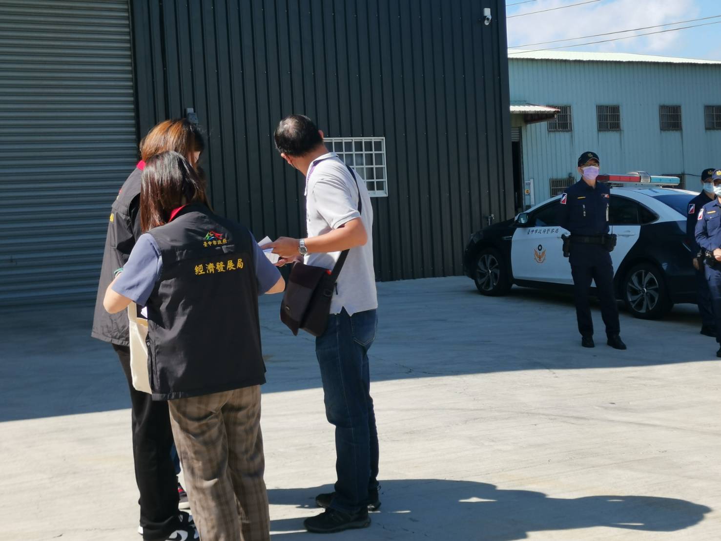 圖片說明:市府經發局人員現場進行勘查後,確認「海通水工具行」大型違章倉庫應予短水、斷電。(警政時報記者翻攝)
