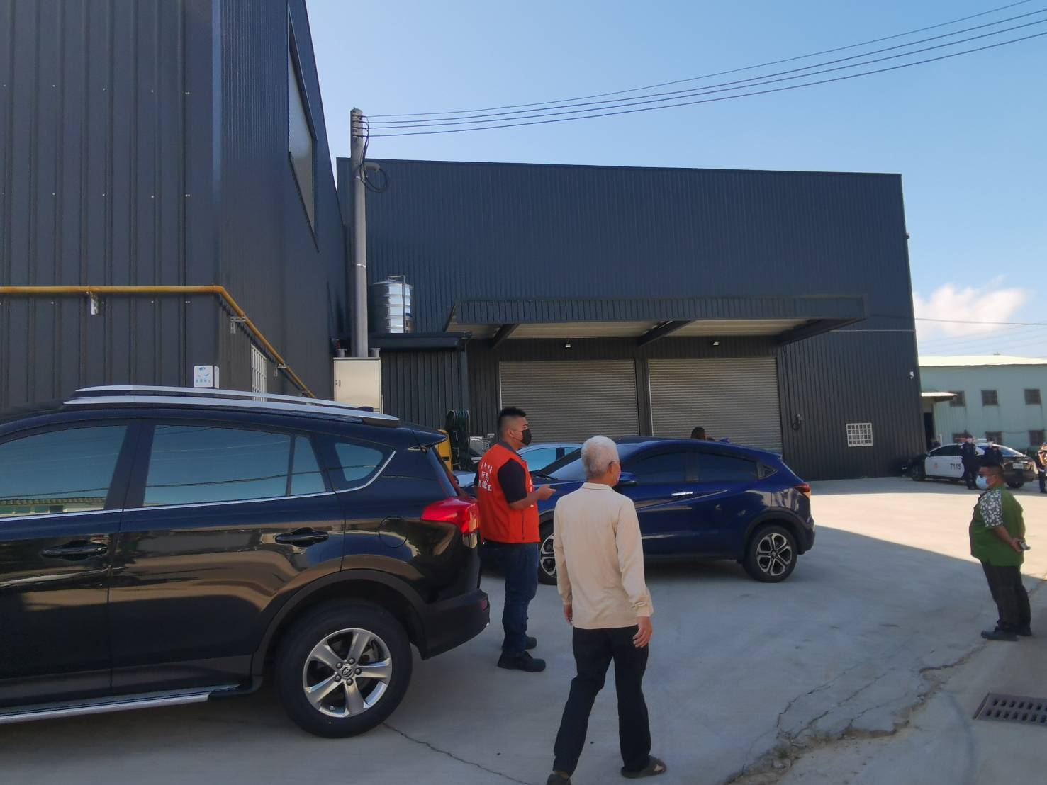 圖片說明:市府工作人員、自來水、電力公司技工等執行斷水斷電作業期間,吸引不少民眾圍觀。(警政時報記者翻攝)