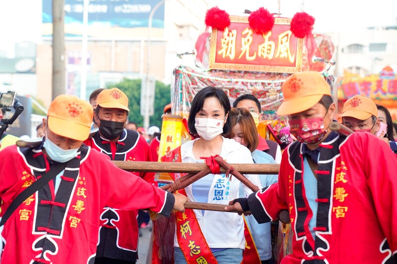 漾新聞|影》柯志恩接地氣!「媽袓生」出生的她參加大港埔穀壽宮媽袓鑾轎起駕