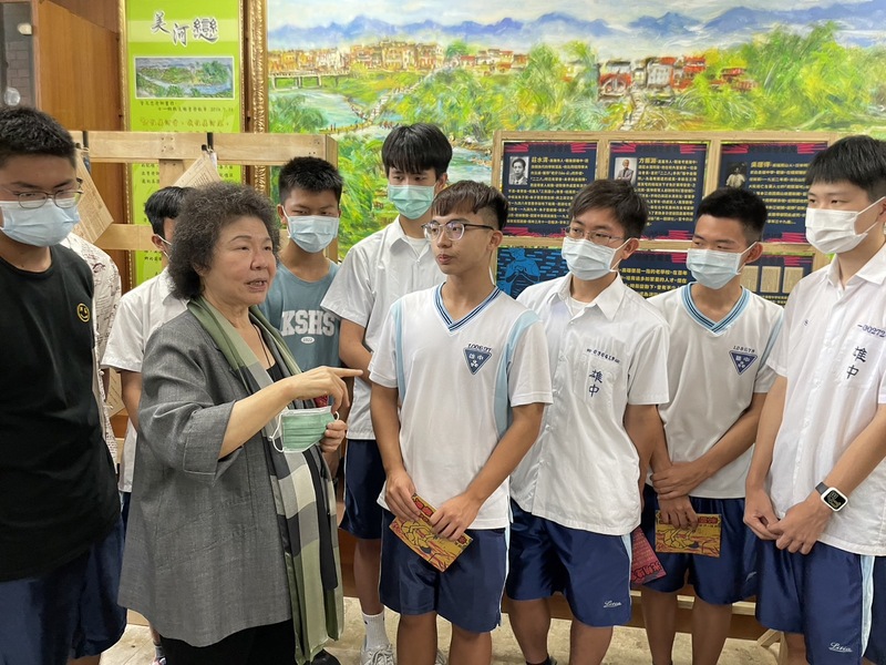 漾新聞|雄中學生策展白色記憶,陳菊院長現身鼓勵