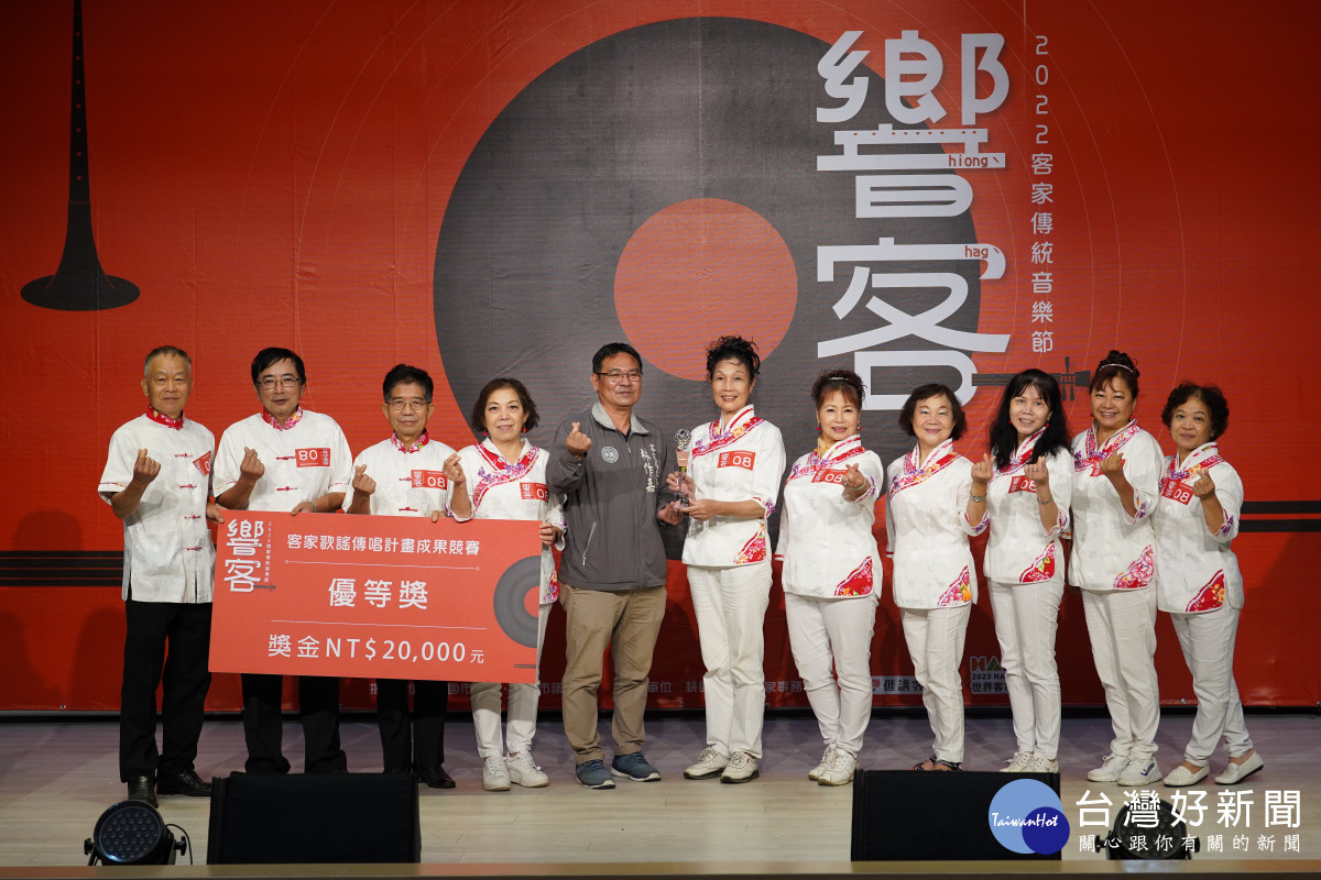 以沉浸式劇場重新詮釋撮把戲,以「問卜」為基底保留山歌及戲劇,加入雜耍及時空旅人的趣味橋段,讓表演兼具傳統與創新。