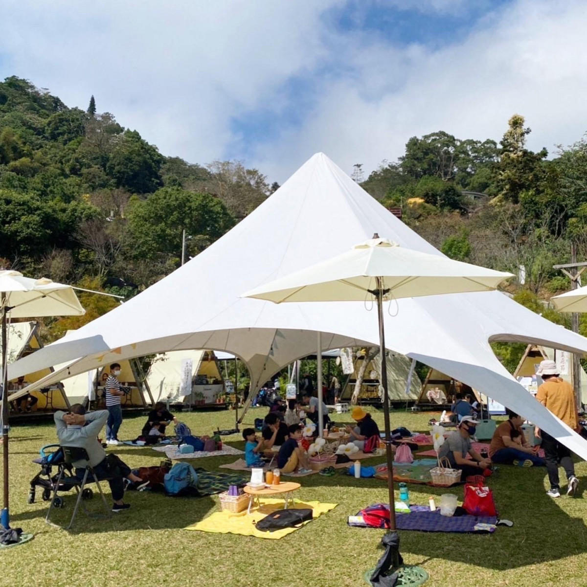 週末午後可在薑麻園草地野餐聽音樂，入園券200元可折抵市集百元消費。