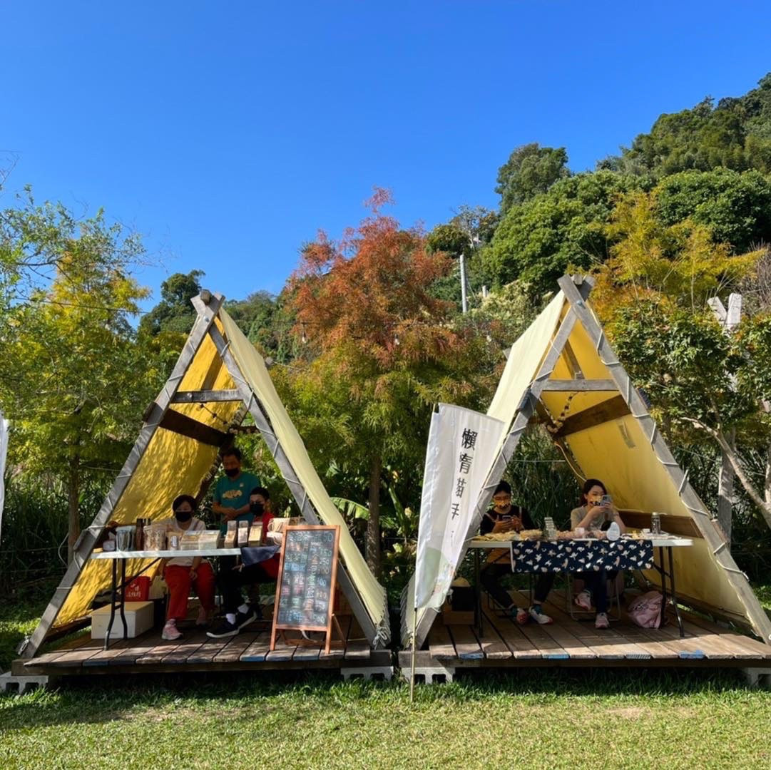 小家市集廣邀在地小農組成攤商，讓你ㄧ次品嚐薑麻園美食。