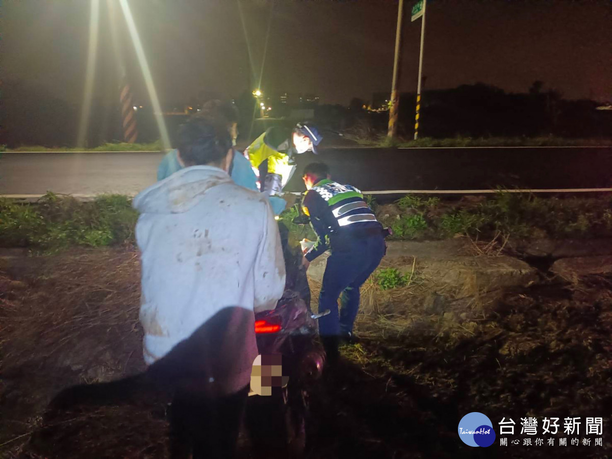 兩名大學生趕搭高鐵，但是因天雨路滑且路況不熟，不慎衝到田裡面，在員警協助下順利脫困。