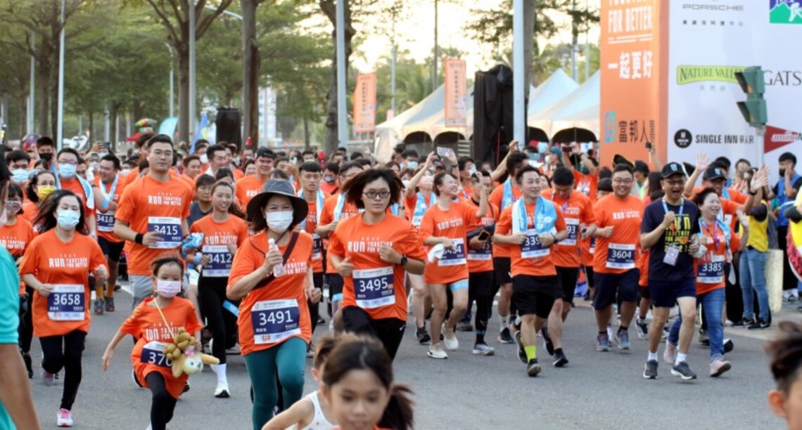 2022高雄富邦馬拉松 首日親子變裝遊行開跑 屍速賽道派對 親子萬聖變裝狂歡