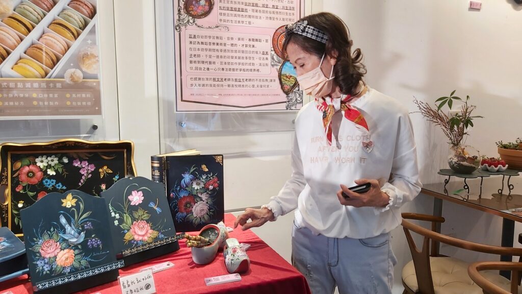 李芸溱說明彩繪風格是走荷蘭傳統彩繪,年輕時她遊學日本,當時向旅居荷蘭回日的坂入喜美老師學習,受到荷蘭傳統彩繪啟蒙。(圖/陳惠玲攝影)