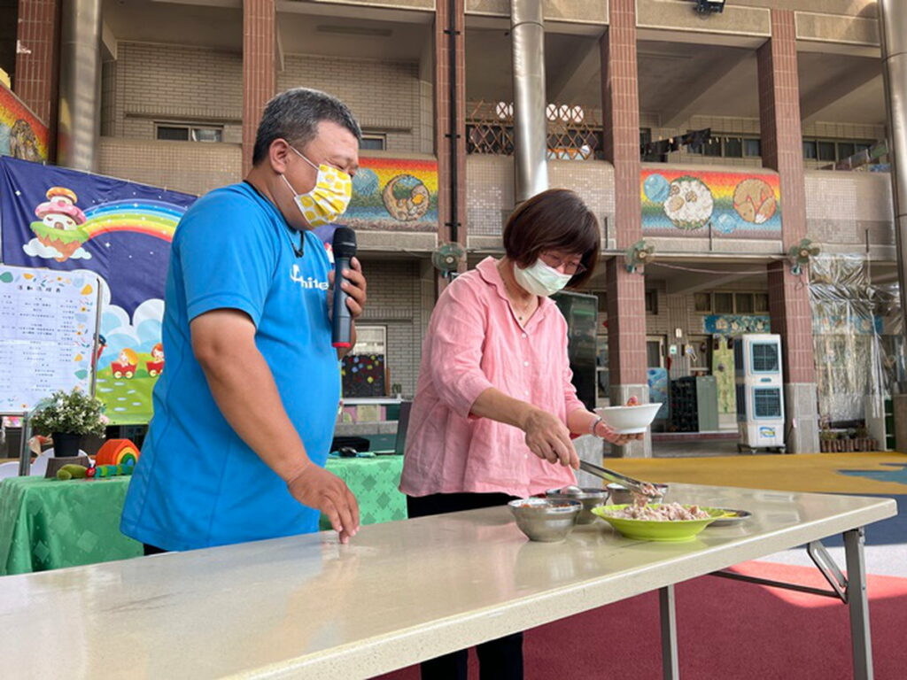 劉里長來現身說法,以閩南語介紹火雞肉飯的食材及製作方法