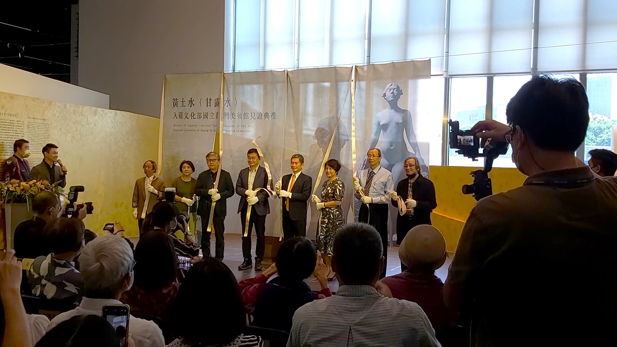 揭幕合影，（左起）臺灣美術史家李欽賢、黃土水家屬林麗純女士、國美館長廖仁義、立法委員黃國書、文化部長李永得、國藝會董事長林曼麗、〈甘露水〉保存者張鴻標醫師家屬張士文先生、臺灣美術史家謝里法（圖/陳惠玲攝影）