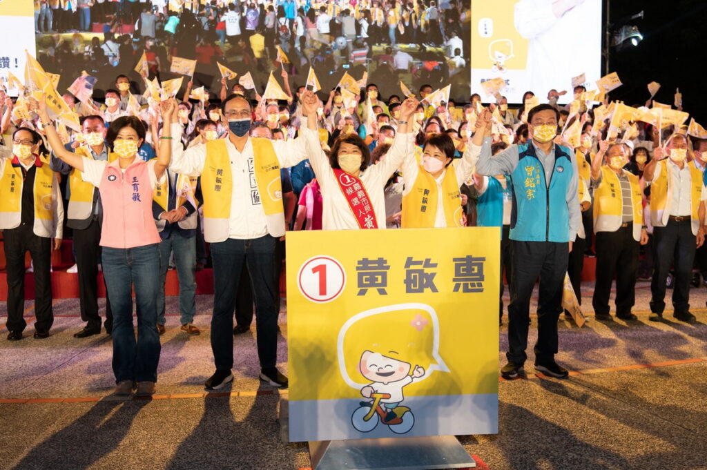 爭取連任的嘉義市長候選人黃敏惠於今(29)日晚間,在嘉義文化公園舉行競選總部成立大會,現場湧入超過6千名「勇媽」支持者,凍蒜聲震天。