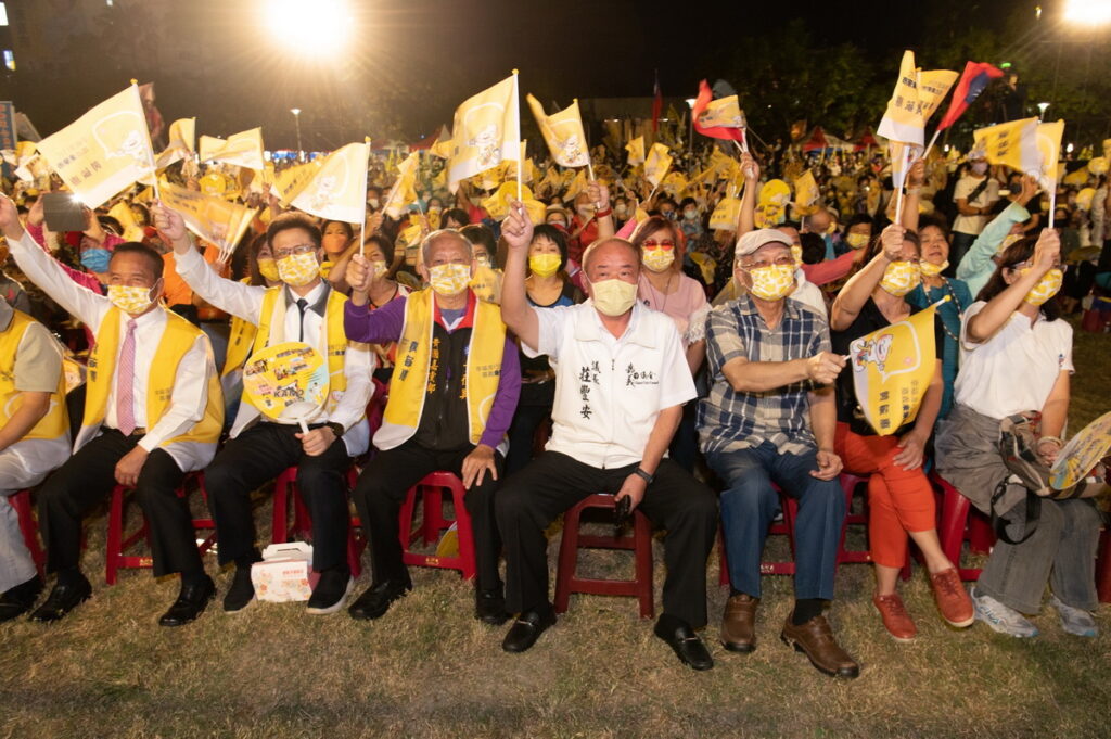 爭取連任的嘉義市長候選人黃敏惠於今(29)日晚間,在嘉義文化公園舉行競選總部成立大會,現場湧入超過6千名「勇媽」支持者,凍蒜聲震天。