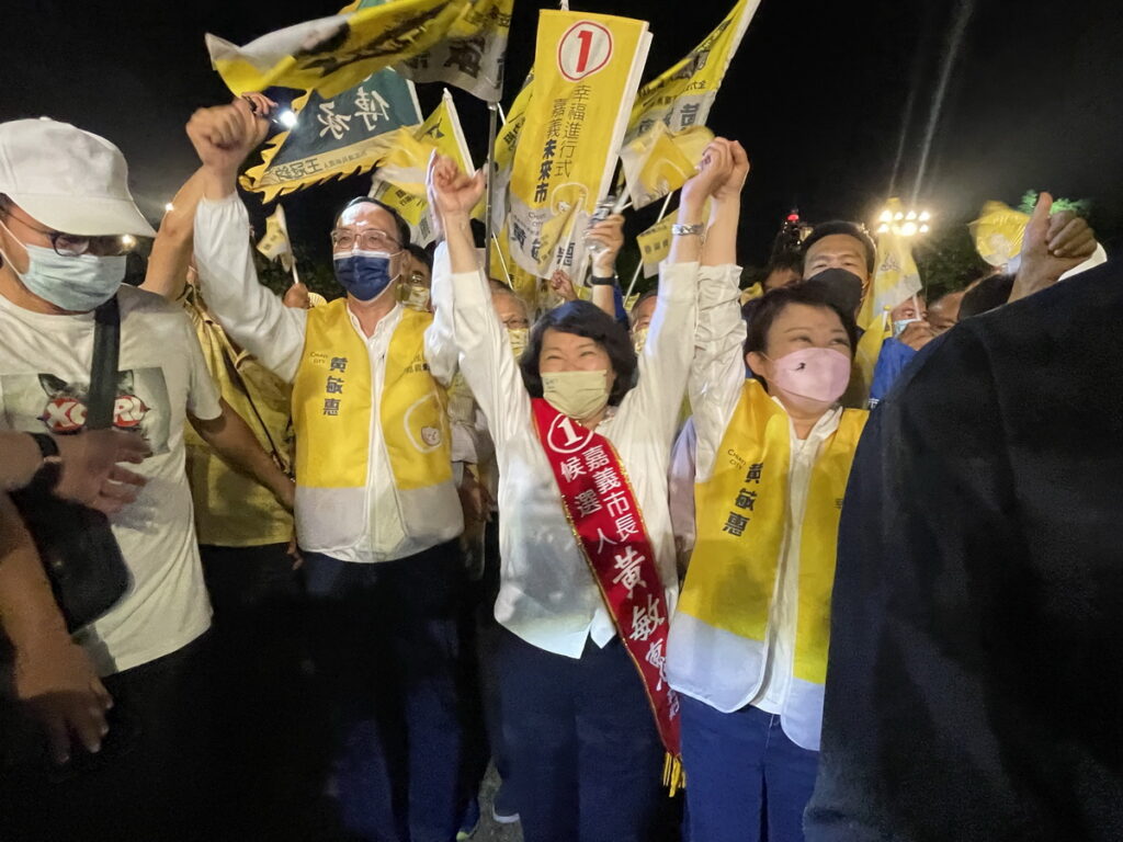 爭取連任的嘉義市長候選人黃敏惠於今(29)日晚間,在嘉義文化公園舉行競選總部成立大會,現場湧入超過6千名「勇媽」支持者,凍蒜聲震天。