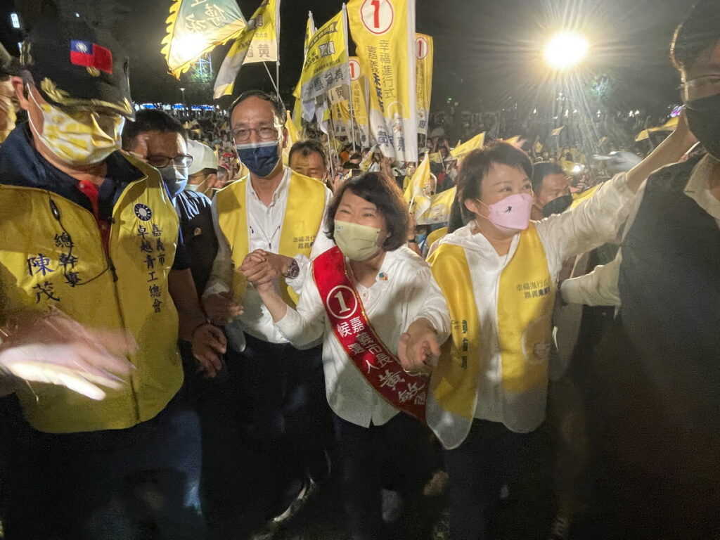 爭取連任的嘉義市長候選人黃敏惠於今(29)日晚間,在嘉義文化公園舉行競選總部成立大會,現場湧入超過6千名「勇媽」支持者,凍蒜聲震天。