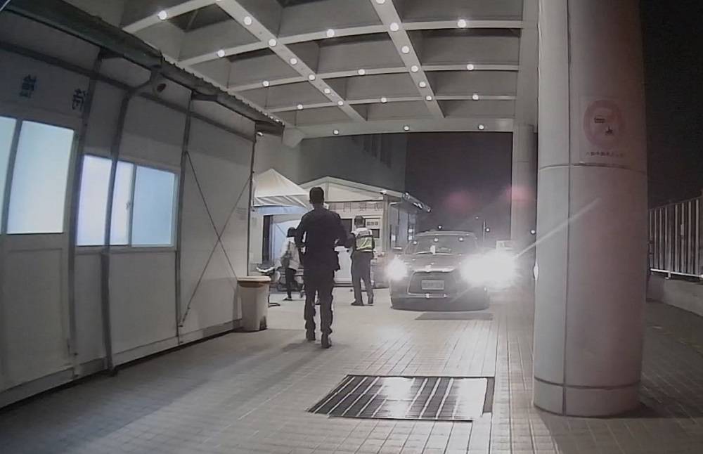 ▲員警以巡邏車閃燈鳴笛開道,護送羊水已破的孕婦迅速到達醫院 (圖/台中霧峰分局 提供)