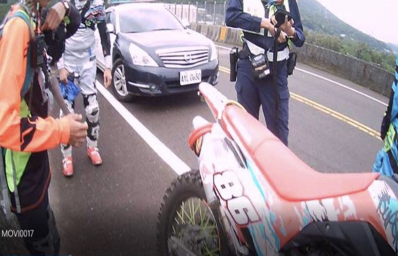 ▲無牌「86」越野機車現蹤林道,當場獲得吊銷牌照大獎 (圖/苗栗縣警察局 提供)