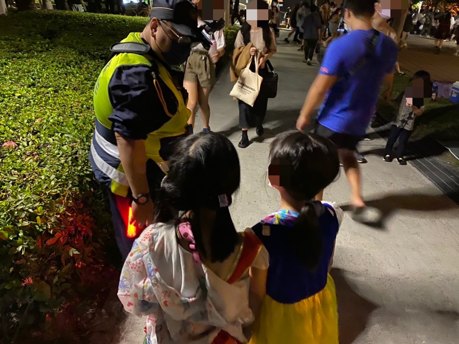 ▲身穿童話公主服的2名女童與家人走散,緊張向警察騎士求助 (圖/台中市警察局 提供)