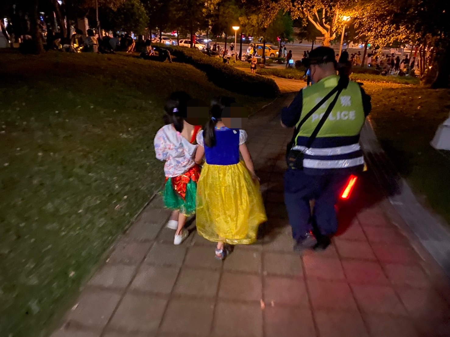 ▲警察騎士沿路陪伴公主們,最終成功尋獲家人 (圖/台中市警察局 提供)
