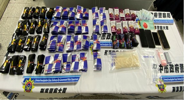 ▲中警局刑警大隊查獲2名藥頭持有毒品咖啡包600包、電子秤及販毒用手機4支等證物 (圖/台中市警察局 提供)