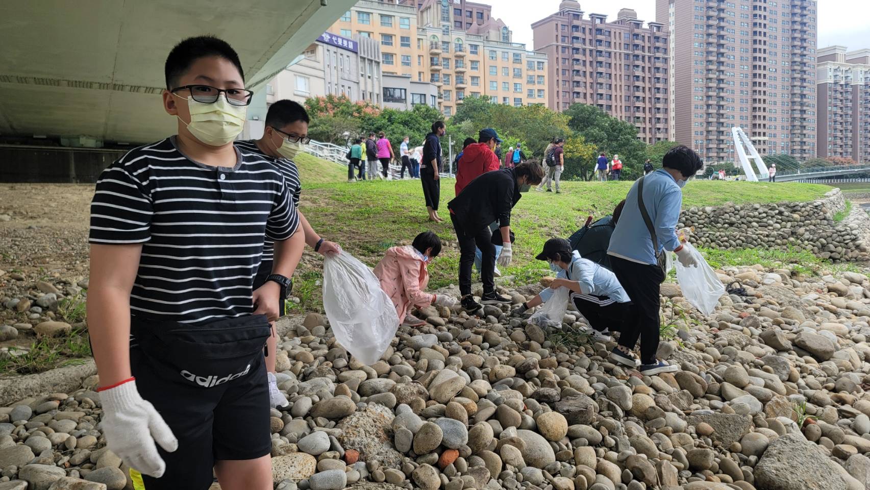 圖片說明：社區居民於南崁溪畔進行垃圾清除工作。（記者宋紹誠翻攝）