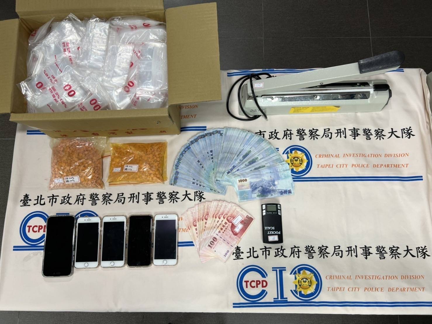 圖片說明:警方當場查扣第三級毒品卡西酮2大包(淨重801.9公克)、夾鏈袋1箱及電子磅秤1台。(記者徐煜勝翻攝)