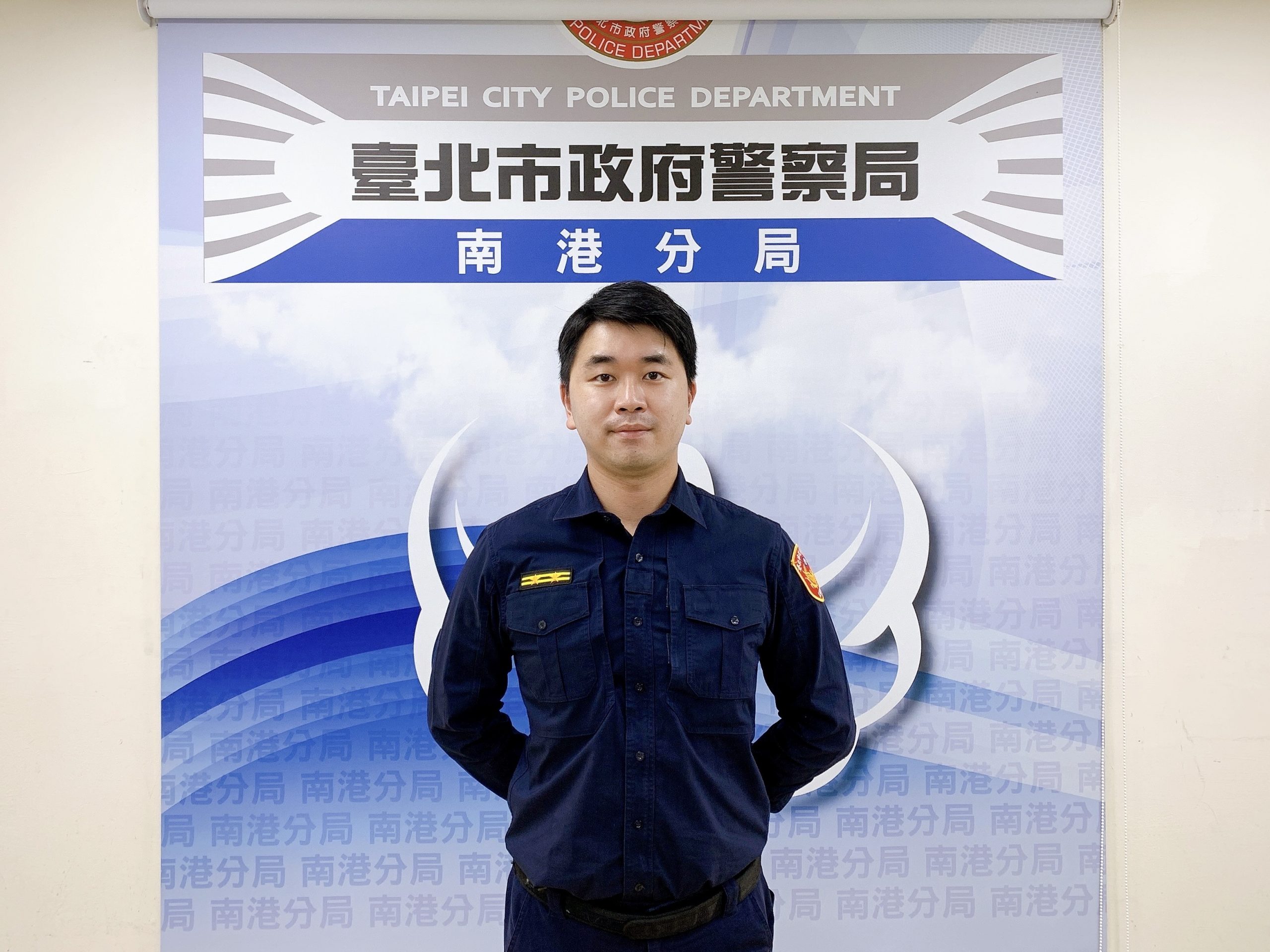 圖片說明:南港派出所所長林承緯說明畫面。(記者葉鈞宇翻攝)