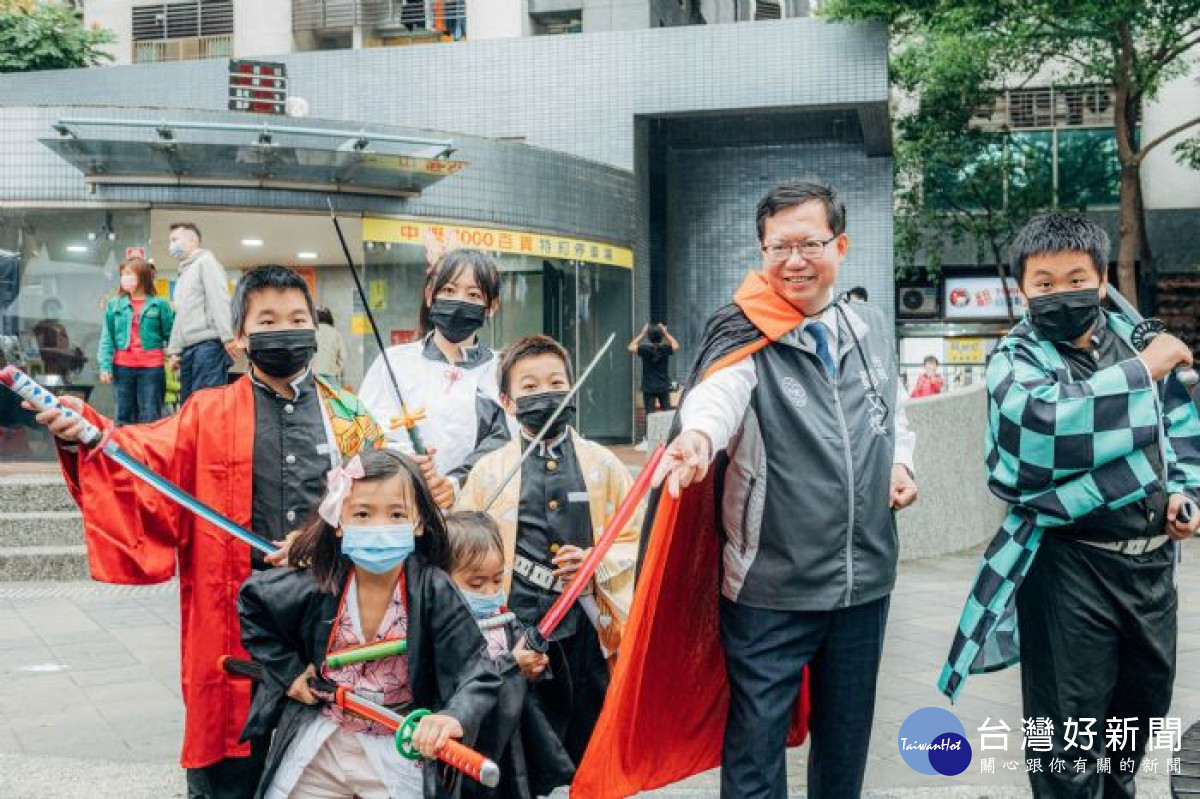 鄭市長變裝上陣,與市民一同歡慶萬聖節。