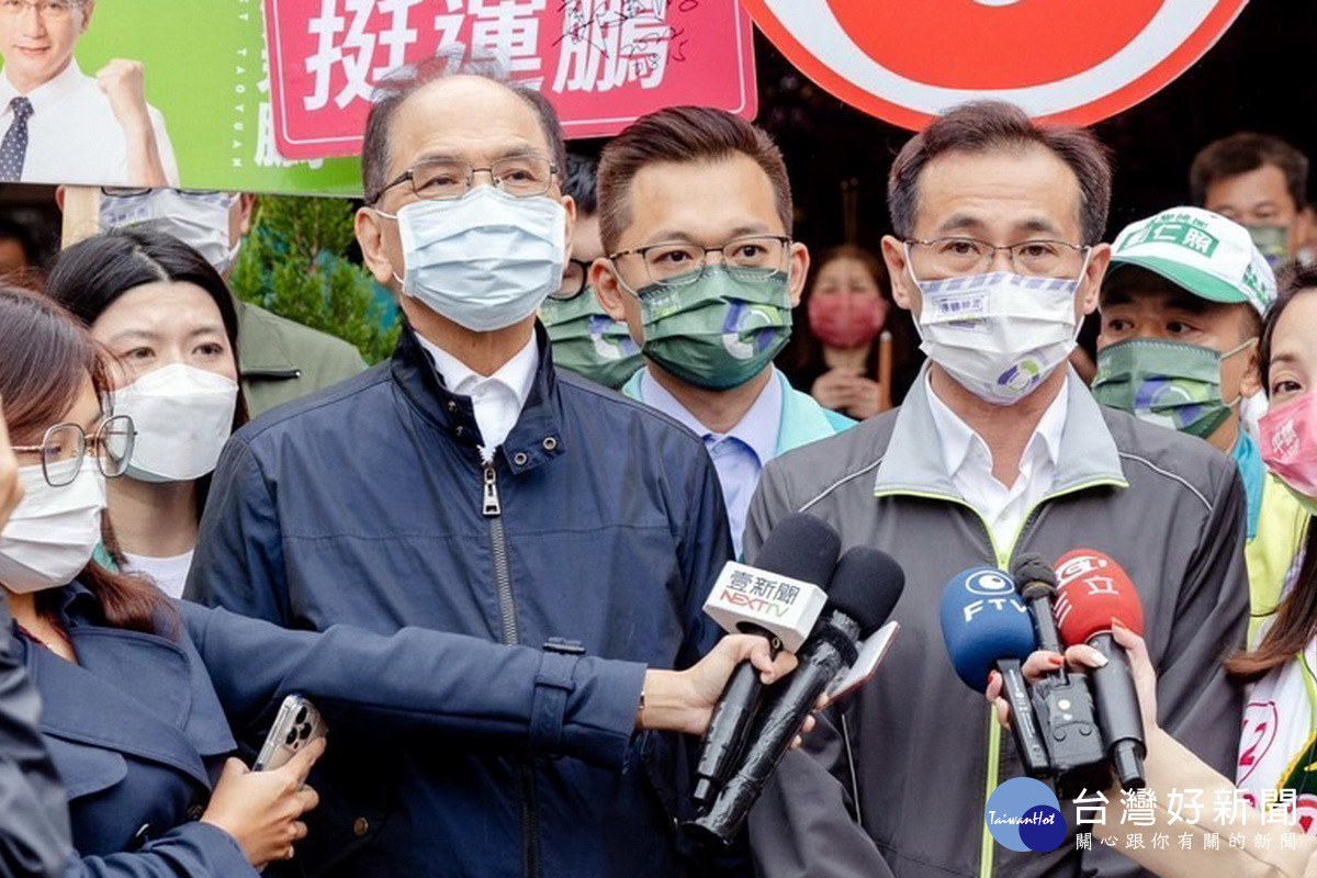 立法院長斿錫堃、民進黨桃園市長候選人鄭運鵬在和平市場掃街拜票時接受媒體聯訪。