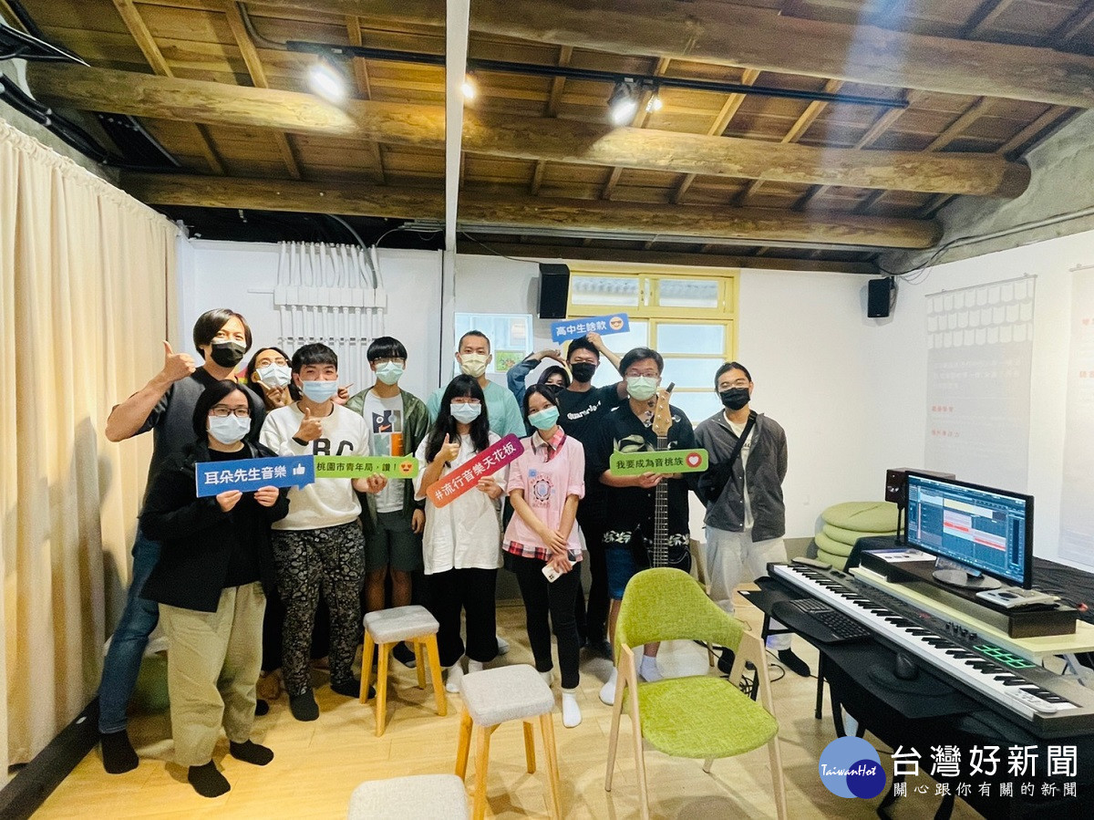 耳朵先生音樂總監林振益(圖上左一)就讀中原大學碩士班,致力於結合流行音樂實現地方創生的理想。