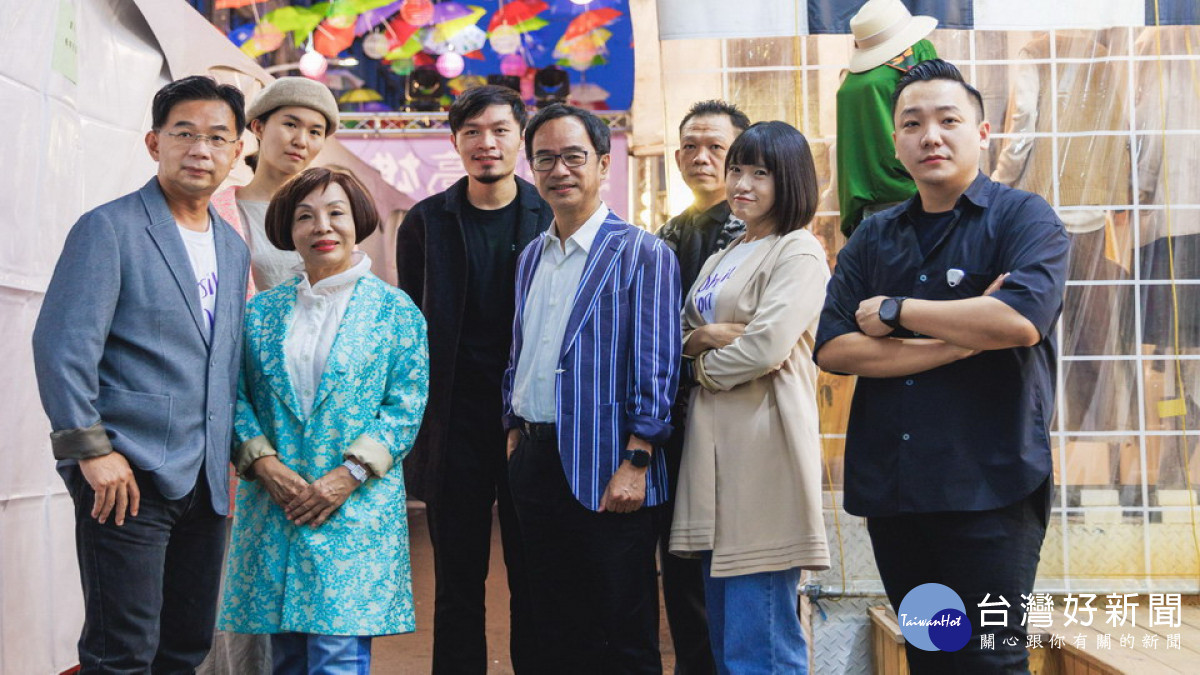 ▲青年局局長張以理(右1)與李昆澤委員(右4)與多位議員一起時尚打扮亮相與會。(圖/記者 許高祥 翻攝)