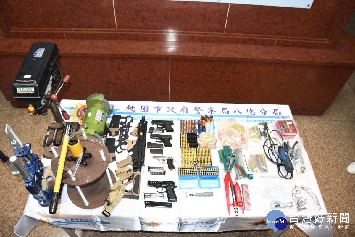 警方現場查獲改造手槍4枝、長槍1枝、子彈成品123顆、半成品一批、改造零組件及工具1批等證物。