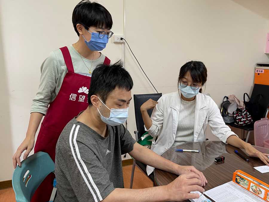 家醫科吳岱芠醫師(右一)為院生做疫苗接種前評估。