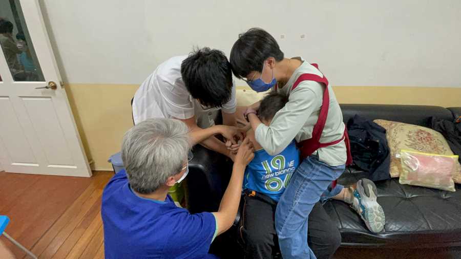 每位院生狀況不同,需要老師、護理師與工作人員三方配合才能順利接種疫苗。