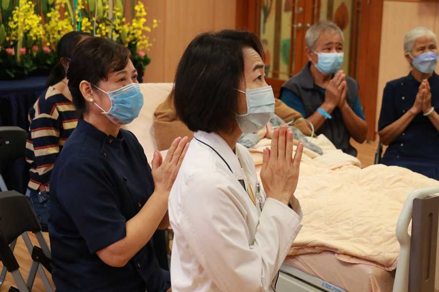 社服室主任林怡嘉(右)感謝醫院、志工攜手圓滿生前感恩會,讓愛無憾。