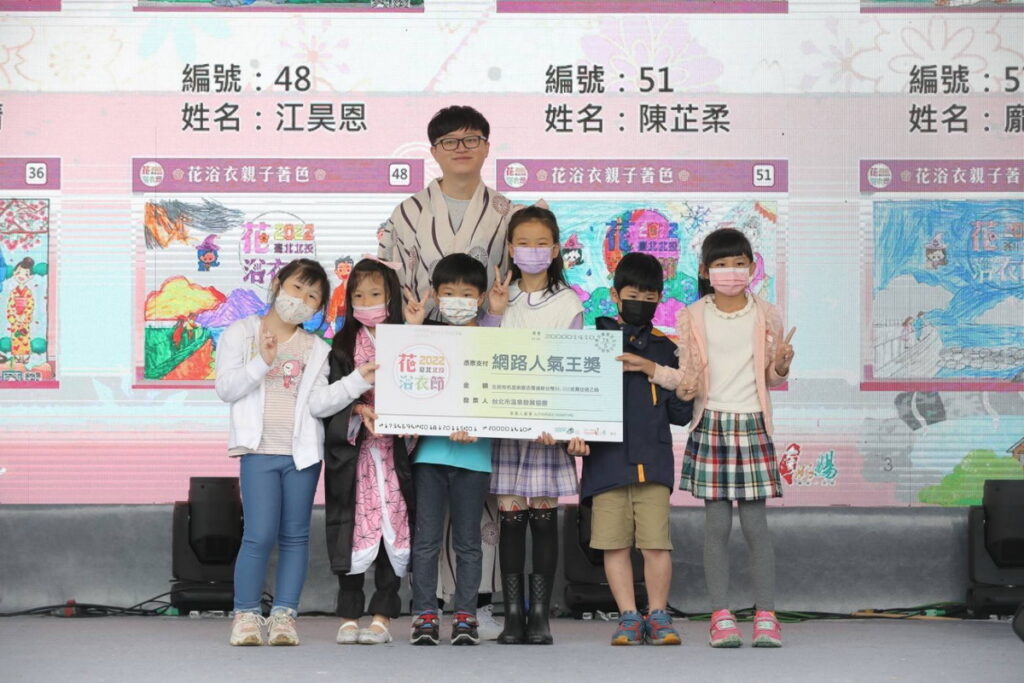 親子著色比賽小小得主合影