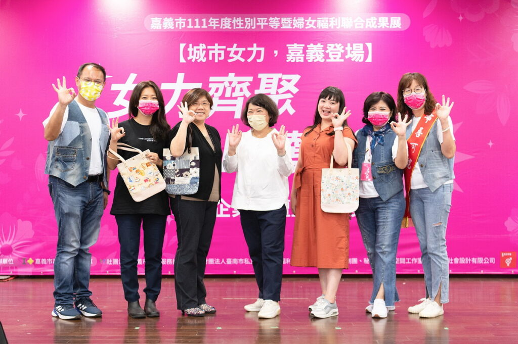 市長致贈禮物給講師