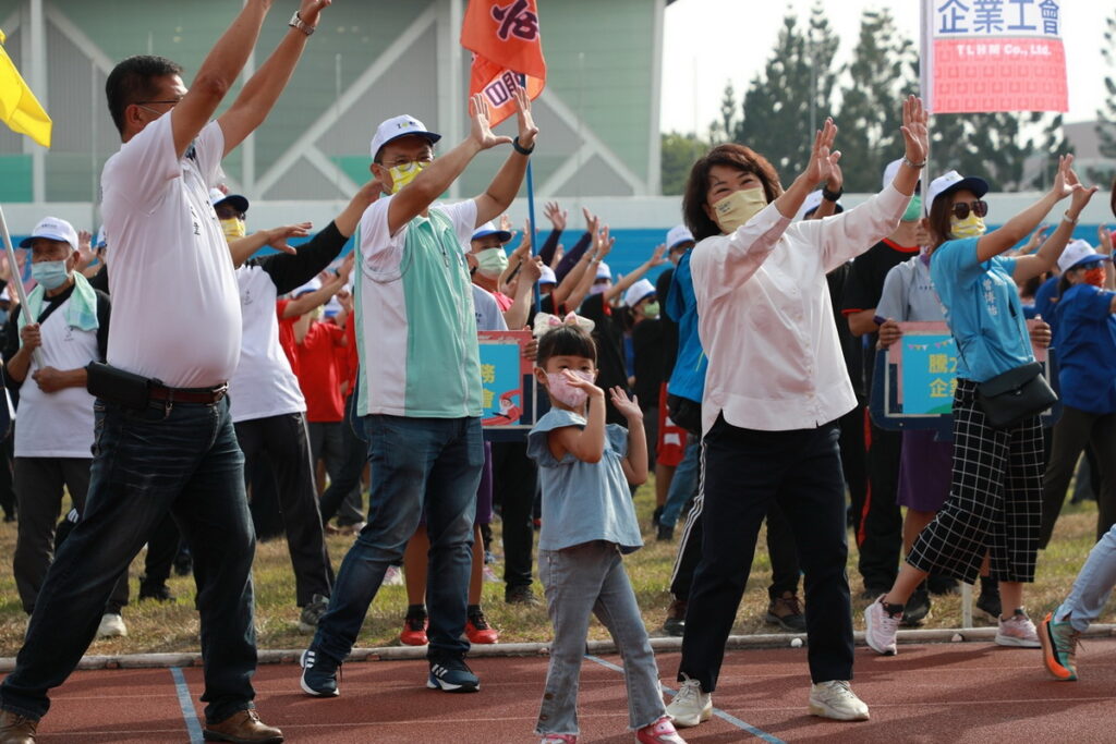 市長與大家一起跳暖身操