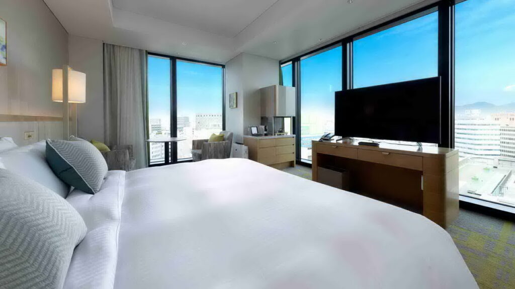 「福岡」「Miyako Hotel Hakata」利用整面的落地窗打造開闊寬敞的的奢華空間。(圖片由Booking.com提供)
