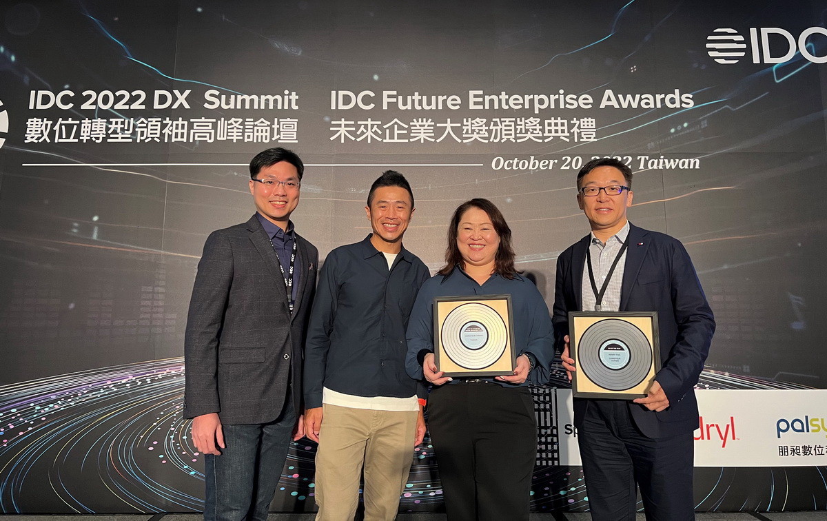宏庭科技協助家樂福數位轉型獲IDC未來企業大獎肯定，於台灣區獲得兩項大獎，今(26日)再度獲得亞太區最大獎榮譽。左起宏庭科技谷歌事業處資深處理曾俊超、家樂福台灣資深系統工程師陳世冠、家樂福台灣電子商務與數位資訊總監林文子、家樂福台灣數位資訊科技處處長丁平碩。