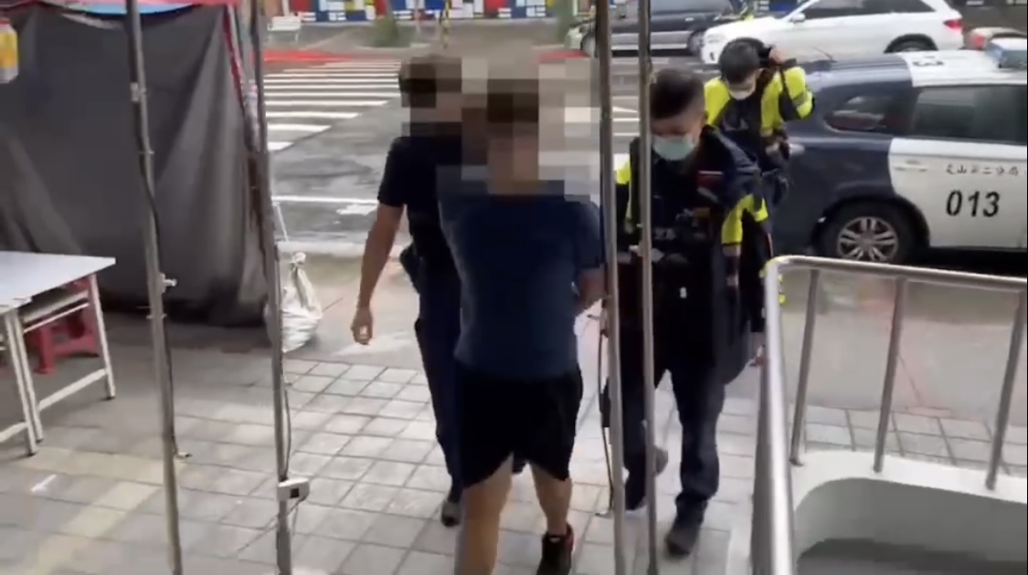 圖片說明:文山區興隆派出所警員逮捕網路詐騙現行犯歸案。(記者楊國域翻攝)