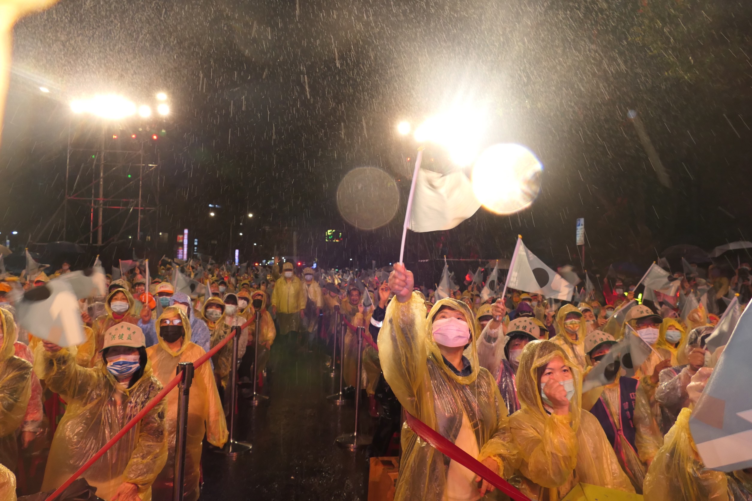 圖片說明：支持者淋雨只為力挺心中支持的候選人。（記者趙靜姸攝）