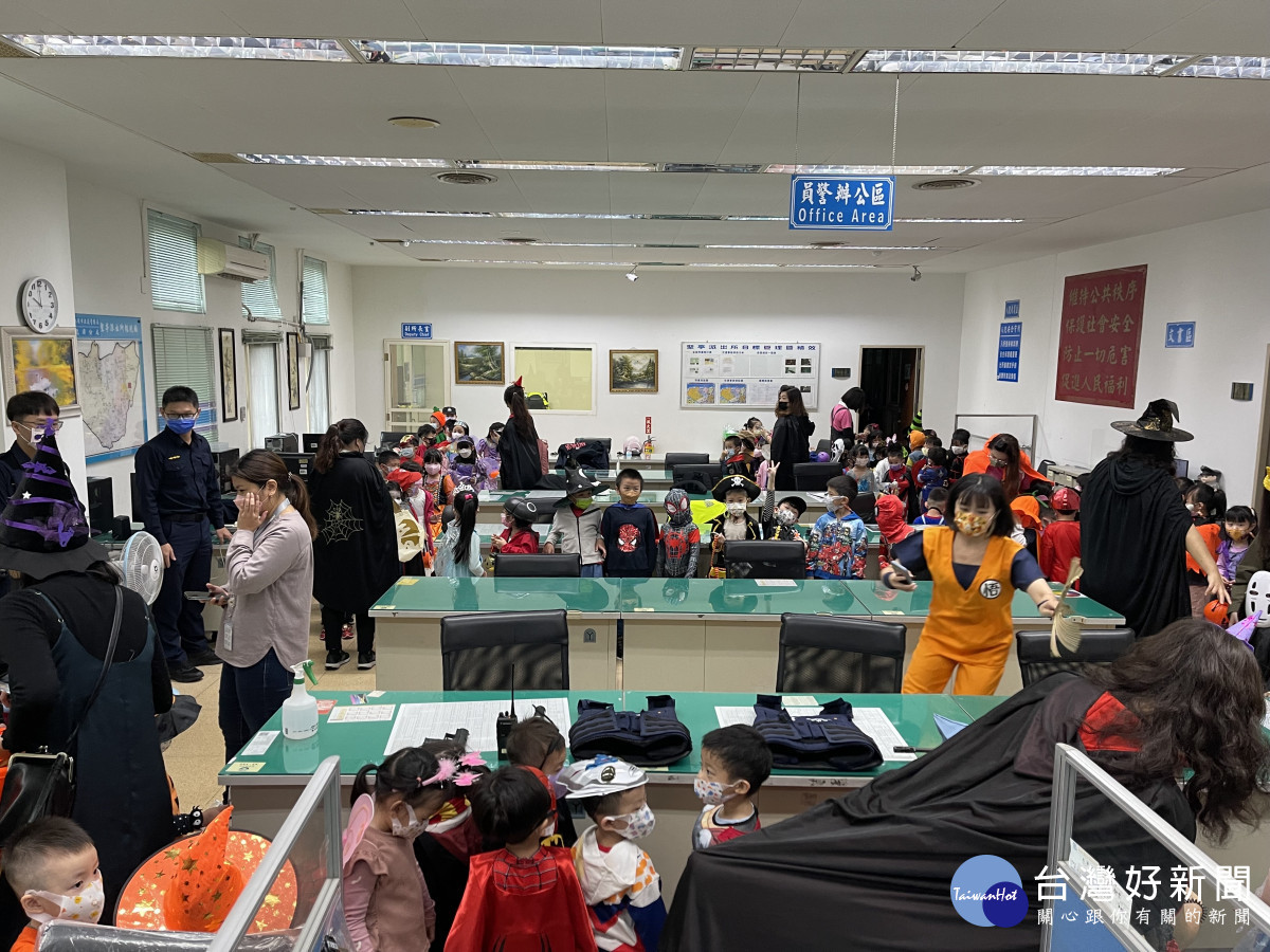 龍潭區幼兒園舉辦歡慶萬聖節「成群結鬼來搗蛋」戶外教學活動,前往龍潭警察分局參訪。
