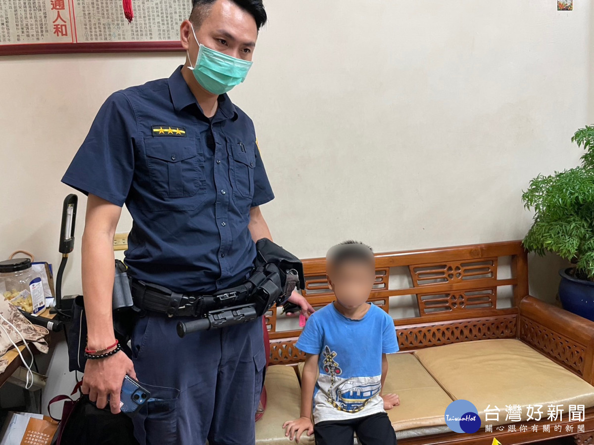 豐洲派出所警員洪睿謙陪同迷路的6歲男童返家。