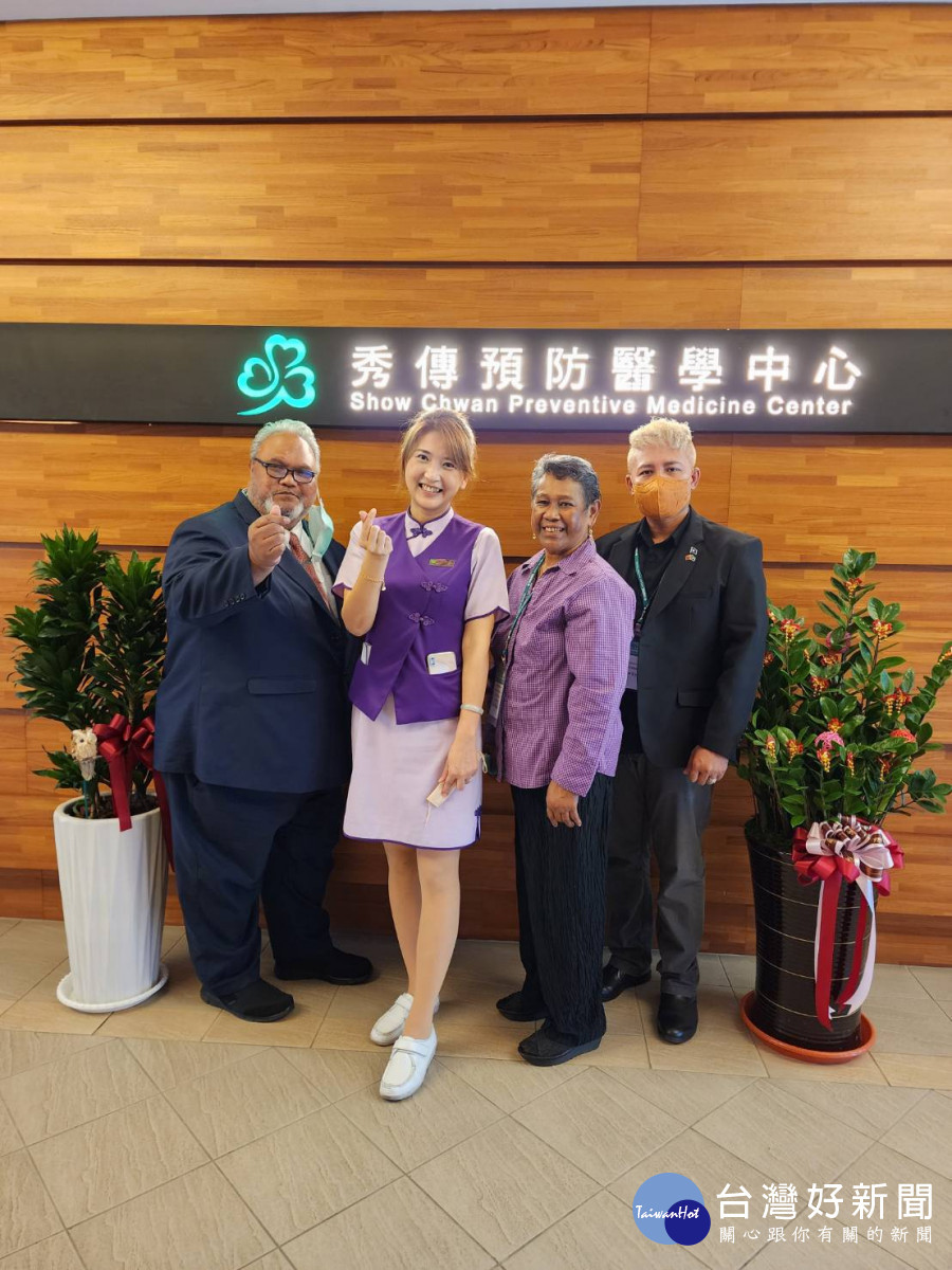 帛琉衛生部國際醫療主任(右一)與駐台大使(左右)參觀高檢中心。圖/彰化秀傳醫院提供
