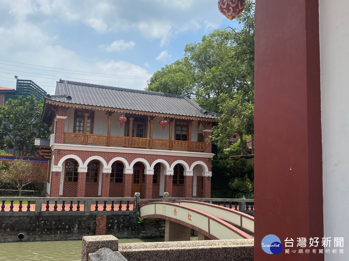 國定古蹟五桂樓、飛觴醉月亭、小習池及虹橋巧妙的成為自然及人文的結合,明台高中陸續規劃各項規劃藝術文化相關課程,希望吸引更多民眾走進明台高中校園,探訪歷史古蹟。(圖/林重鎣記者攝)