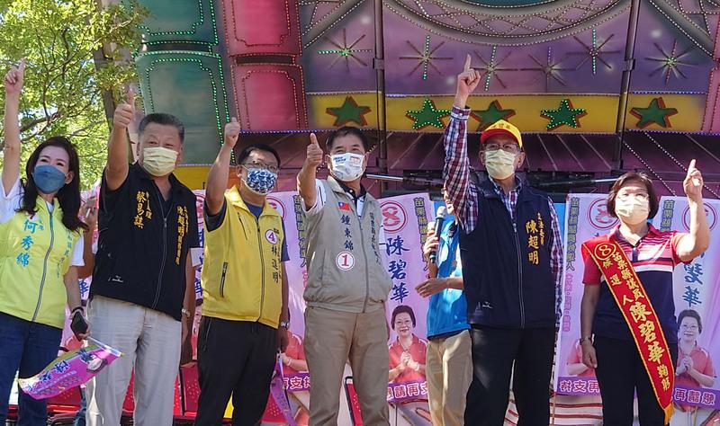 鍾東錦競辦發言人29日將鍾東錦（右三）比喻成曾獲諾貝爾和平奬的南非前總統曼德拉，引發議論。鍾東錦競辦提供