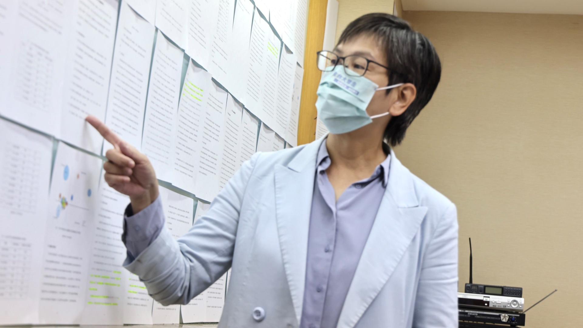 蔡壁如站在貼滿論文的白板前表示,不是一定要恢復學位,但要求一個清楚明白、在同樣的立足點,可以捍衛身為一個學生應有的權利。林啟弘攝