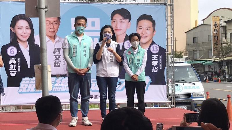 民眾黨新竹市長參選人高虹安（中）30日到彰化，為縣議員參選人王孝裕（左）、彰化市民代表參選人薛方壹（右）輔選。民眾黨彰化縣黨部提供